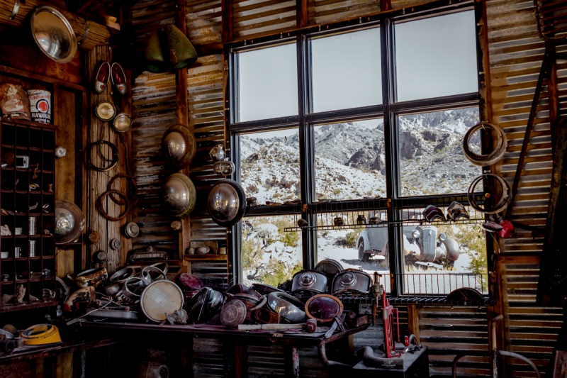 cordonnerie-CHATEAUNEUF D ENTRAUNES-min_shop_window_part_junk_abandoned-138873